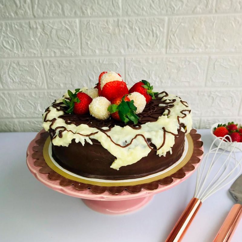 Bolo de chocolate com cocada cremosa e morangos