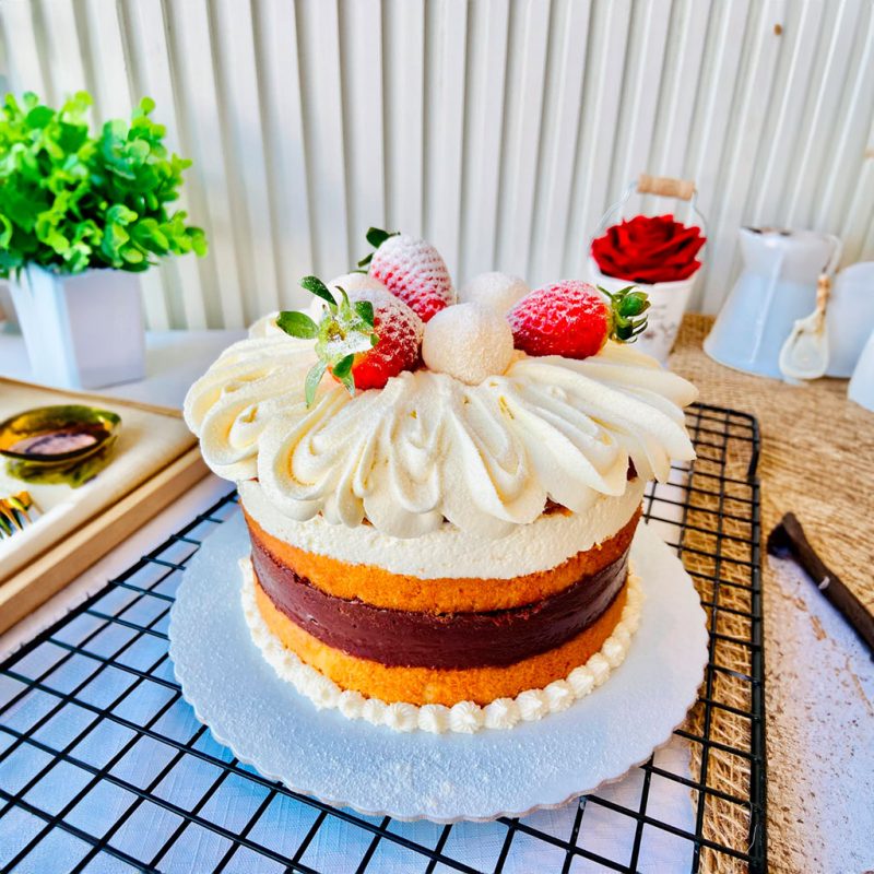 Bolo de ninho com nutella e morangos